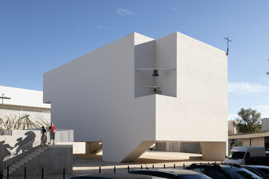 Iglesia y centro parroquial de São José da Boavista / Matos Gameiro Arquitectos + Atelier Bugio Iglesia y centro parroquial de São José da Boavista / Matos Gameiro Arquitectos + Atelier Bugio - Imagen 4 de 36