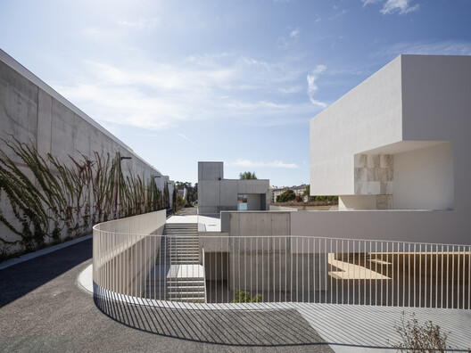 Iglesia y centro parroquial de São José da Boavista / Matos Gameiro Arquitectos + Atelier Bugio Iglesia y centro parroquial de São José da Boavista / Matos Gameiro Arquitectos + Atelier Bugio - Imagen 8 de 36