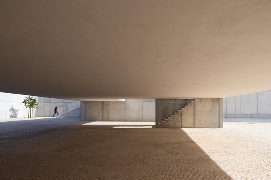 Iglesia y centro parroquial de São José da Boavista / Matos Gameiro Arquitectos + Atelier Bugio Iglesia y centro parroquial de São José da Boavista / Matos Gameiro Arquitectos + Atelier Bugio - Imagen 9 de 36