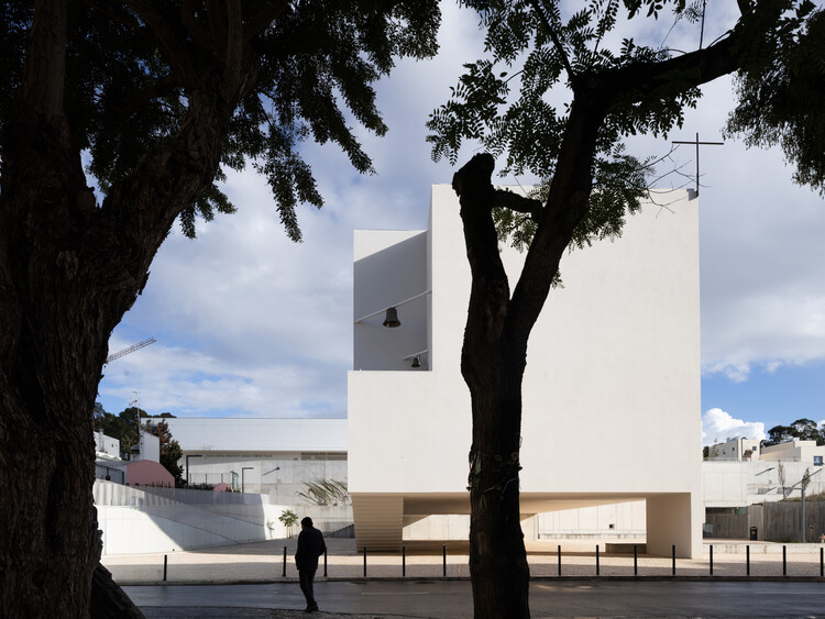 Iglesia y centro parroquial de São José da Boavista / Matos Gameiro Arquitectos  + Atelier Bugio - Fotografía exterior, Iglesia, Escaleras
