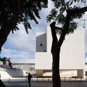 Iglesia y centro parroquial de São José da Boavista / Matos Gameiro Arquitectos  + Atelier Bugio - Fotografía exterior, Iglesia, Escaleras