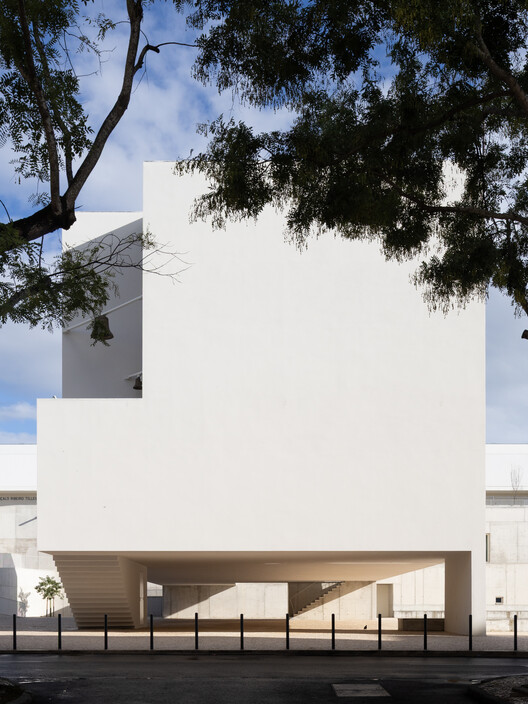 Iglesia y centro parroquial de São José da Boavista / Matos Gameiro Arquitectos  + Atelier Bugio - Imagen 10 de 36