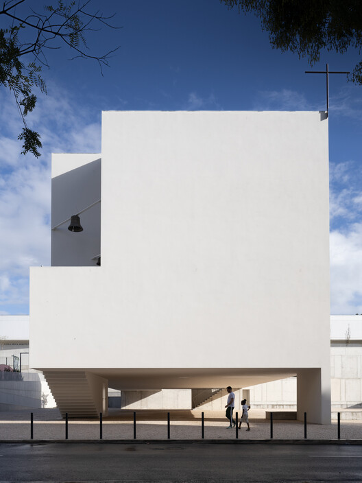 Iglesia y centro parroquial de São José da Boavista / Matos Gameiro Arquitectos + Atelier Bugio Iglesia y centro parroquial de São José da Boavista / Matos Gameiro Arquitectos + Atelier Bugio - Fotografía exterior, Concreto