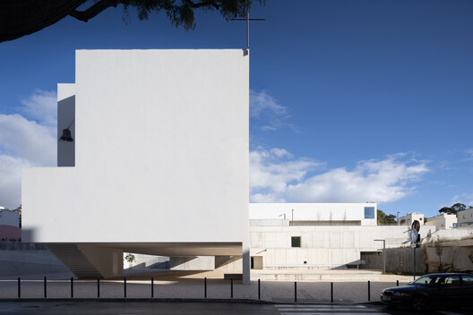 Iglesia y centro parroquial de São José da Boavista / Matos Gameiro Arquitectos + Atelier Bugio Iglesia y centro parroquial de São José da Boavista / Matos Gameiro Arquitectos + Atelier Bugio - Fotografía exterior, Concreto