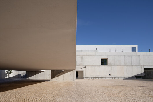 Iglesia y centro parroquial de São José da Boavista / Matos Gameiro Arquitectos + Atelier Bugio Iglesia y centro parroquial de São José da Boavista / Matos Gameiro Arquitectos + Atelier Bugio - Imagen 12 de 36