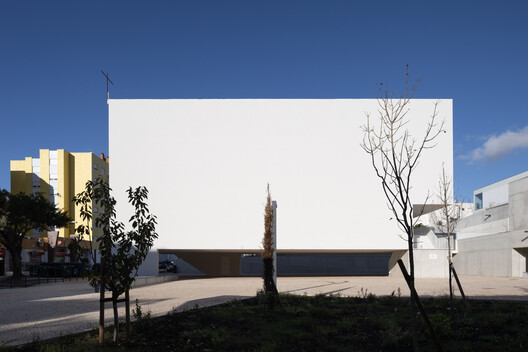 Iglesia y centro parroquial de São José da Boavista / Matos Gameiro Arquitectos + Atelier Bugio Iglesia y centro parroquial de São José da Boavista / Matos Gameiro Arquitectos + Atelier Bugio - Fotografía exterior, Concreto