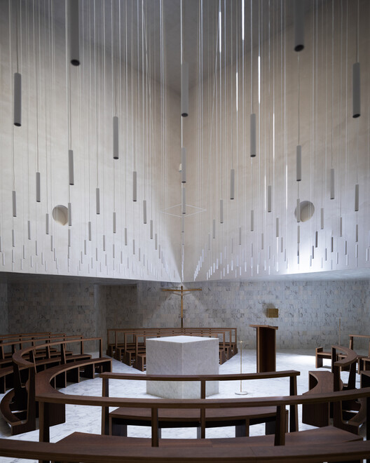 Iglesia y centro parroquial de São José da Boavista / Matos Gameiro Arquitectos + Atelier Bugio Iglesia y centro parroquial de São José da Boavista / Matos Gameiro Arquitectos + Atelier Bugio - Imagen 2 de 36