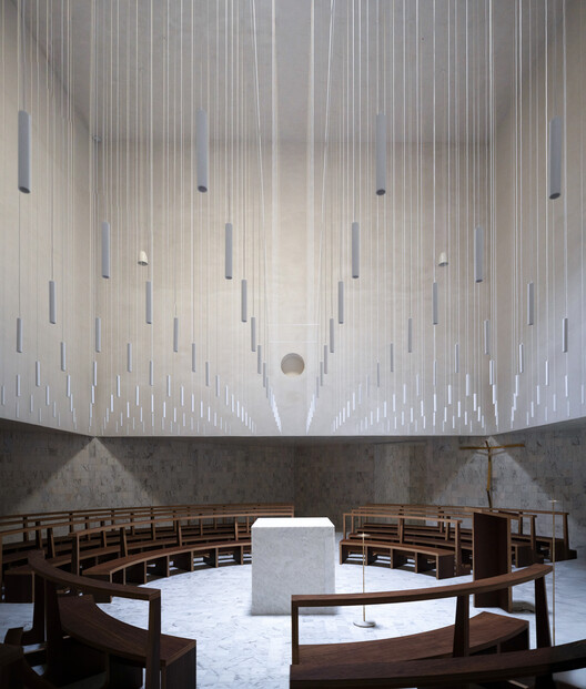 Iglesia y centro parroquial de São José da Boavista / Matos Gameiro Arquitectos + Atelier Bugio Iglesia y centro parroquial de São José da Boavista / Matos Gameiro Arquitectos + Atelier Bugio - Imagen 17 de 36