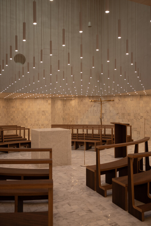 Iglesia y centro parroquial de São José da Boavista / Matos Gameiro Arquitectos + Atelier Bugio Iglesia y centro parroquial de São José da Boavista / Matos Gameiro Arquitectos + Atelier Bugio - Fotografía interior, Madera