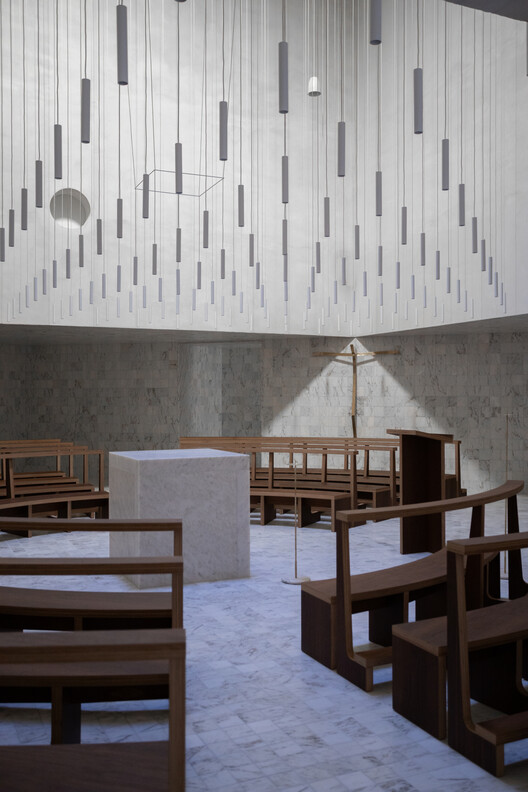 Iglesia y centro parroquial de São José da Boavista / Matos Gameiro Arquitectos + Atelier Bugio Iglesia y centro parroquial de São José da Boavista / Matos Gameiro Arquitectos + Atelier Bugio - Fotografía interior, Madera, Iluminación, Vidrio