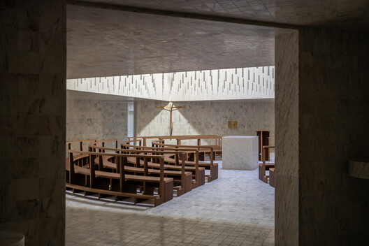 Iglesia y centro parroquial de São José da Boavista / Matos Gameiro Arquitectos + Atelier Bugio Iglesia y centro parroquial de São José da Boavista / Matos Gameiro Arquitectos + Atelier Bugio - Imagen 24 de 36