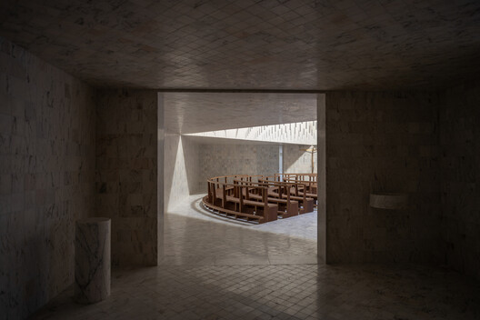 Iglesia y centro parroquial de São José da Boavista / Matos Gameiro Arquitectos + Atelier Bugio Iglesia y centro parroquial de São José da Boavista / Matos Gameiro Arquitectos + Atelier Bugio - Imagen 27 de 36
