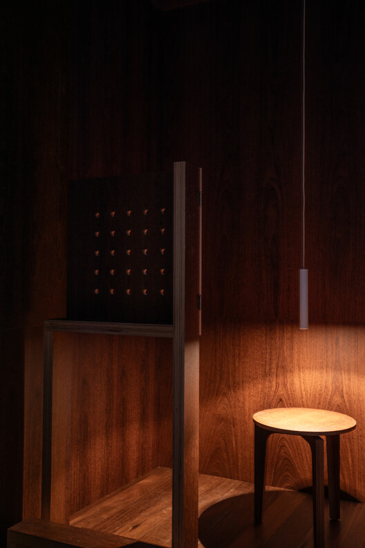 Iglesia y centro parroquial de São José da Boavista / Matos Gameiro Arquitectos + Atelier Bugio Iglesia y centro parroquial de São José da Boavista / Matos Gameiro Arquitectos + Atelier Bugio - Fotografía interior, Madera, Iluminación