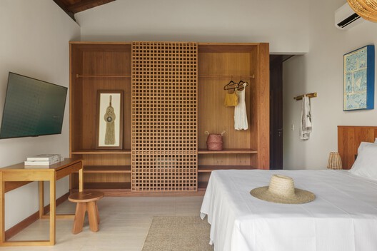Terramar House / Estúdio Pedro Haruf - Interior Photography, Bedroom, Wood, Bed, Chair