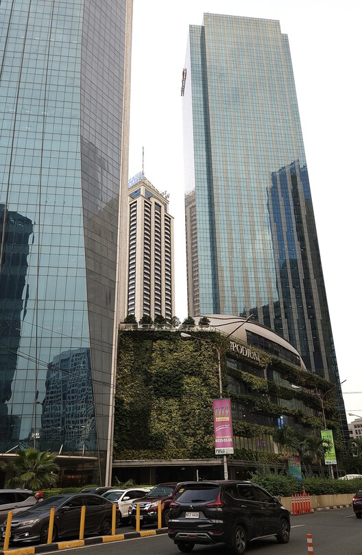Podium–Tower Urbanism in Southeast Asia: Density, Management, and the Disappearing Street - Image 12 of 19