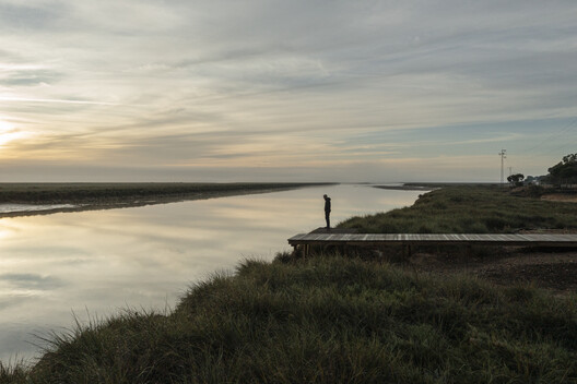 Enveloping the Salt Marsh: Landscape Itinerary Around the Odiel Northern Estuary / Estudio Acta Enveloping the Salt Marsh: Landscape Itinerary Around the Odiel Northern Estuary / Estudio Acta - Image 17 of 30