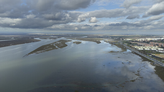 Enveloping the Salt Marsh: Landscape Itinerary Around the Odiel Northern Estuary / Estudio Acta Enveloping the Salt Marsh: Landscape Itinerary Around the Odiel Northern Estuary / Estudio Acta - Image 18 of 30