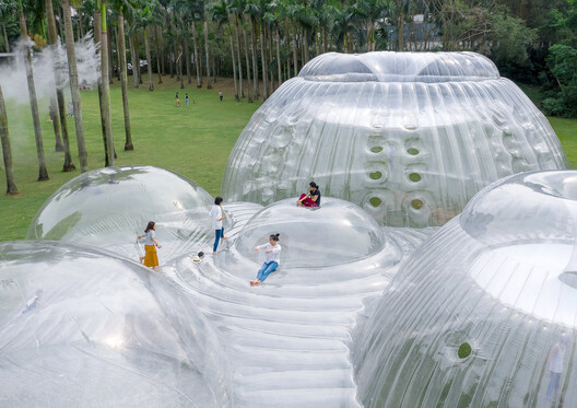 Transparent Lightness: When Pneumatic Architecture Connects with the Environment - Image 2 of 20