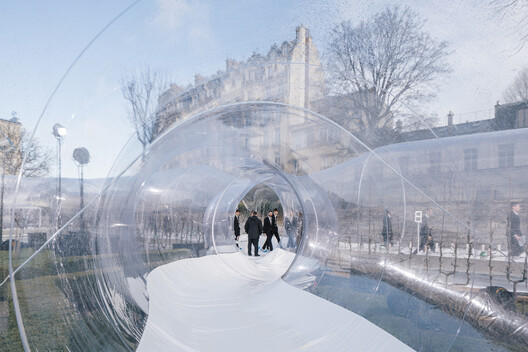 Transparent Lightness: When Pneumatic Architecture Connects with the Environment