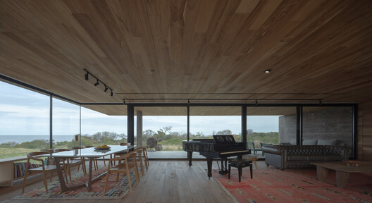 Music Room - Casa La Flecha / González Olsina & Vega Arquitectos Music Room - Casa La Flecha / González Olsina & Vega Arquitectos - Interior Photography, Dining room, Wood, Deck