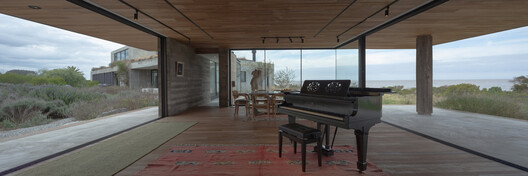 Music Room - Casa La Flecha / González Olsina & Vega Arquitectos Music Room - Casa La Flecha / González Olsina & Vega Arquitectos - Interior Photography, Dining room, Wood, Concrete, Deck, Beam