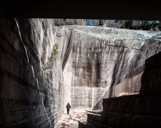 The Alchemy of Mass: Peter Zumthor and the Perception of Lightness - Image 5 of 21