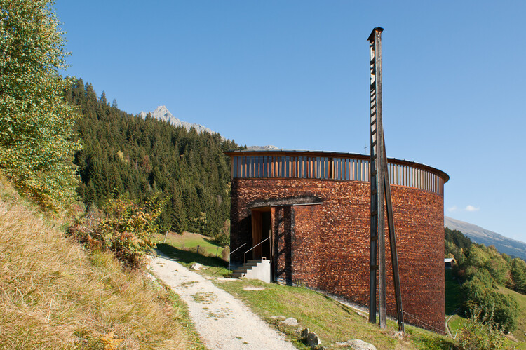 The Alchemy of Mass: Peter Zumthor and the Perception of Lightness - Image 11 of 21
