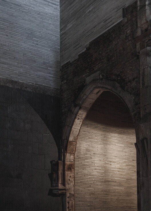 The Alchemy of Mass: Peter Zumthor and the Perception of Lightness - Image 15 of 21