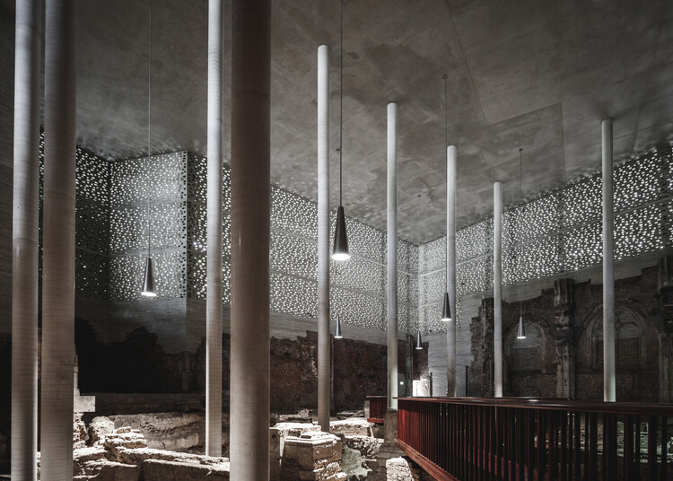 The Alchemy of Mass: Peter Zumthor and the Perception of Lightness - Featured Image