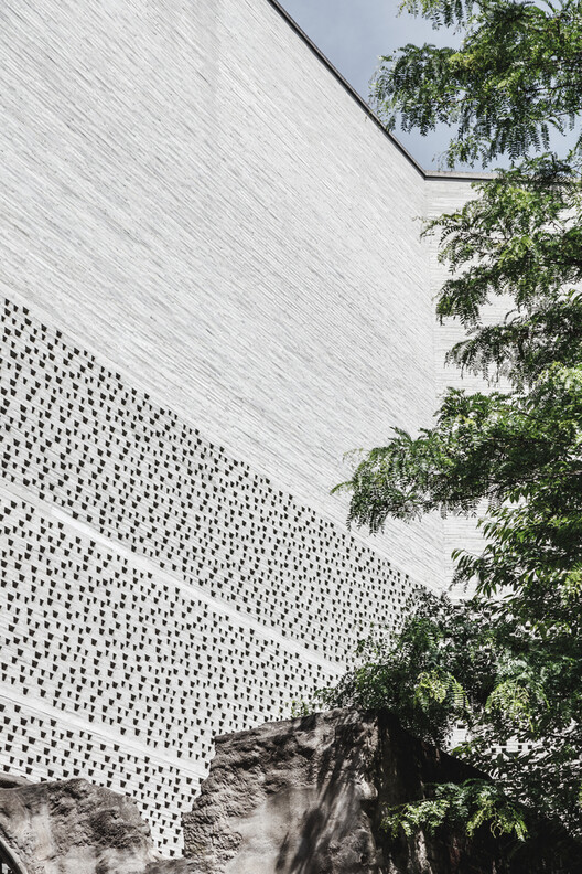 The Alchemy of Mass: Peter Zumthor and the Perception of Lightness - Image 17 of 21