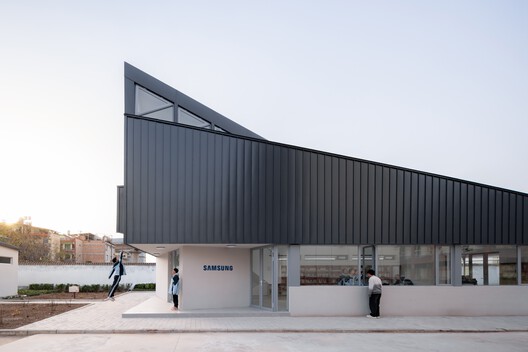 Samsung Library No. 3, supported by the Shaanxi Hope Project / Wall Architects of XAUAT - Exterior Photography, Concrete