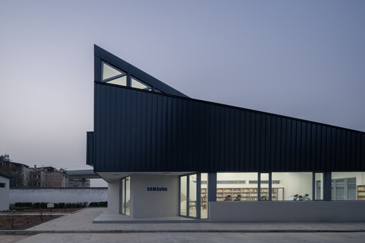 Samsung Library No. 3, supported by the Shaanxi Hope Project / Wall Architects of XAUAT - Exterior Photography, Concrete