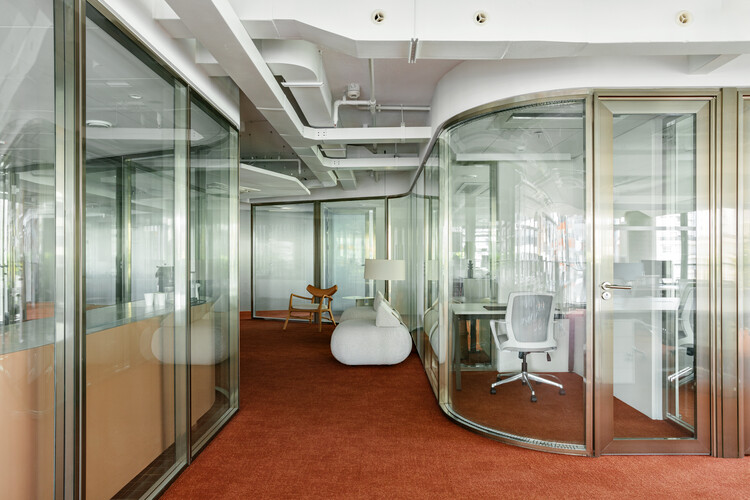 Oficina Eliz Capital / Península Arquitetura - fotografía de interiores, baño, iluminación, vidrio, sillas