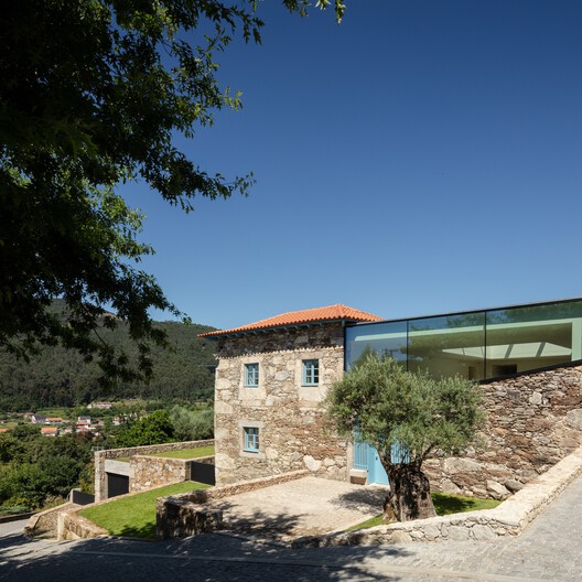 Hotel Cerdeiras House / Tiago do Vale Arquitectos - Imagem 2 de 32