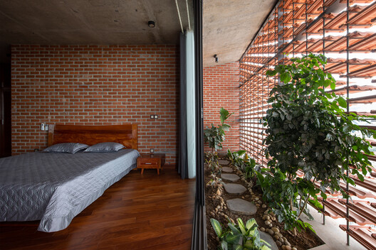 Tropical Flow / H&P Architects - Interior Photography, Bedroom, Brick