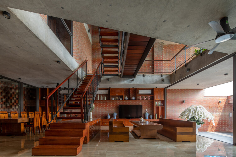 Tropical Flow 房屋 / H&P Architects - 室内图, 楼梯, 木头, 砖, 梁
