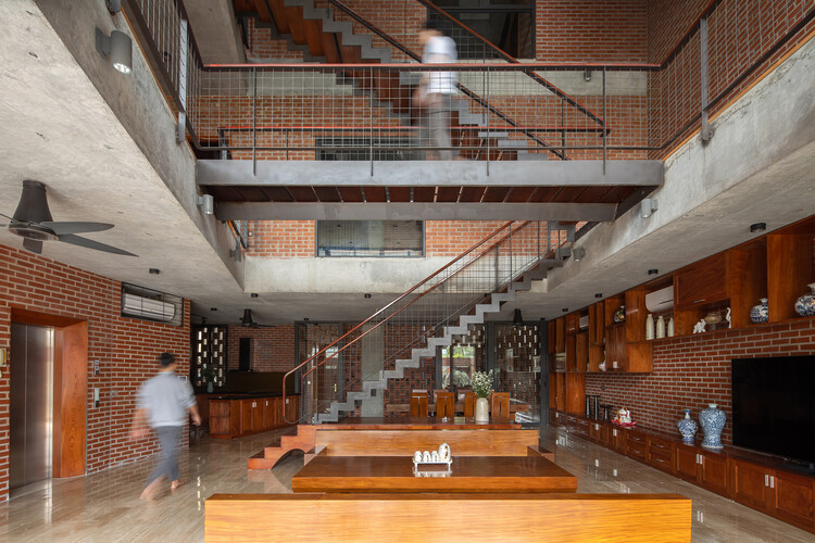 Tropical Flow 房屋 / H&P Architects - 室内图, 楼梯, 木头, 砖
