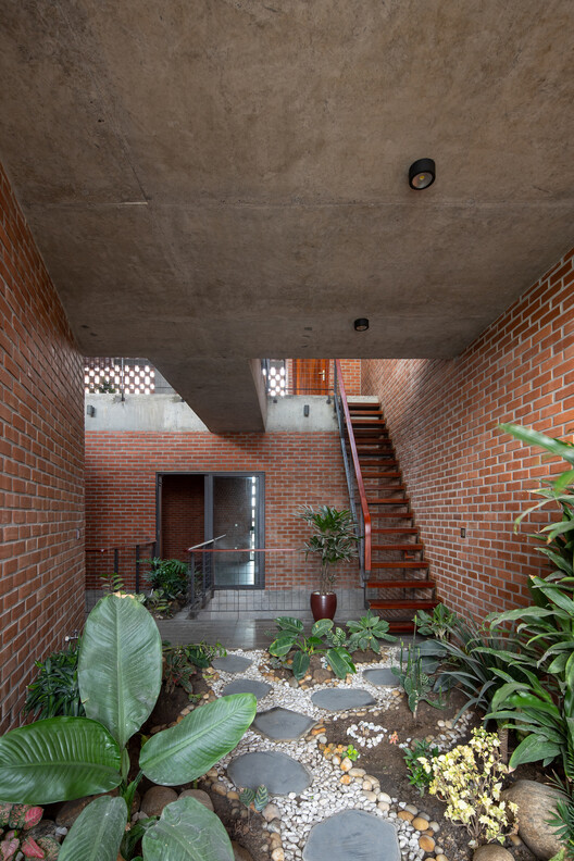 Tropical Flow / H&P Architects - Interior Photography, Brick
