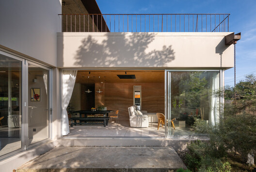 The Terrace House / S.O.S Architects - Exterior Photography, Concrete, Balcony