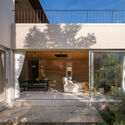 La Casa con Terraza / S.O.S Architects - Fotografía exterior, Casas, Patio interior, Balcón