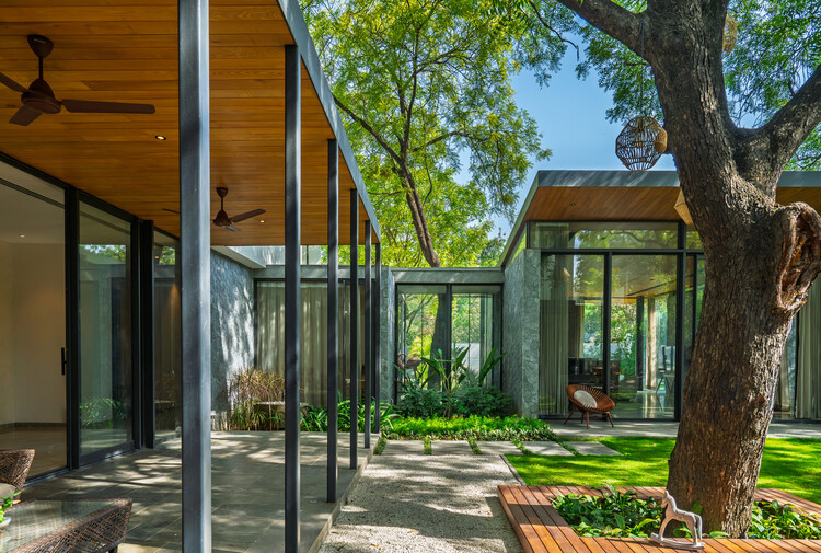 Neem Tree House / DADA Partners | ArchDaily