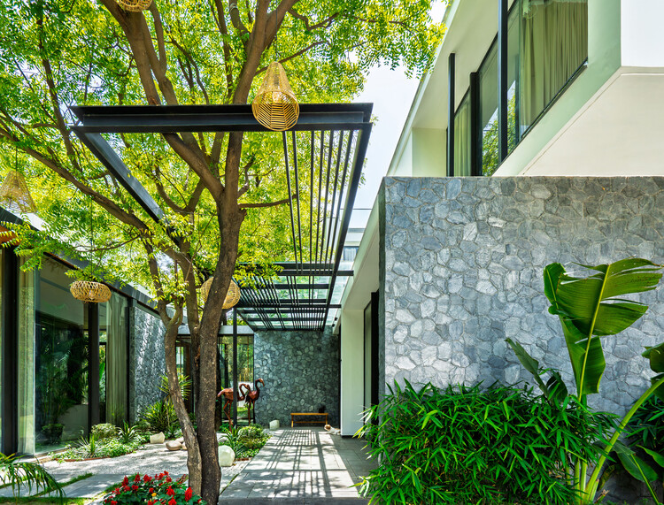 Neem Tree House / DADA Partners | ArchDaily