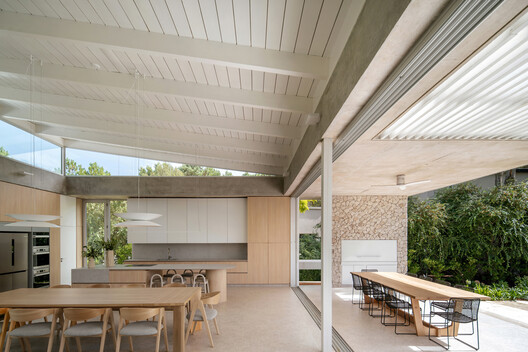 House by the Sea / Jorgelina Tortorici & Asociados House by the Sea / Jorgelina Tortorici & Asociados - Interior Photography, Dining room, Beam