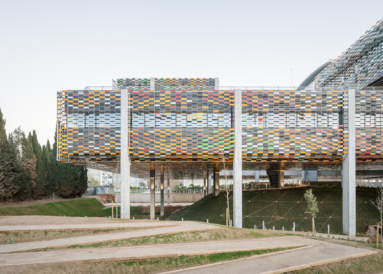 Delta 商务中心，浮在草坡上的彩色“像素云” / Picharchitects/Pich-Aguilera - 8 的图像 18