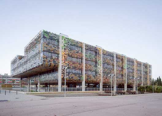 Delta Business Center / Picharchitects/Pich-Aguilera