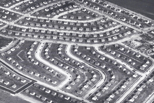 Architecture and Ideology: How Political Systems Shaped 20th-Century Design Architecture and Ideology: How Political Systems Shaped 20th-Century Design - Image 2 of 18