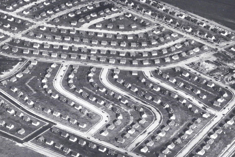 Architecture and Ideology: How Political Systems Shaped 20th-Century Design - Image 2 of 18