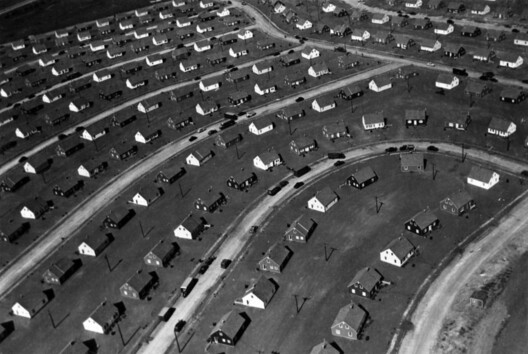 Architecture and Ideology: How Political Systems Shaped 20th-Century Design Architecture and Ideology: How Political Systems Shaped 20th-Century Design - Image 6 of 18