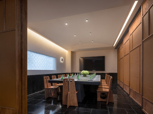  丽江开臣璞锦酒店 / 其实建筑 - 室内图, 木头, 灯, 桌子, 玻璃, 椅子