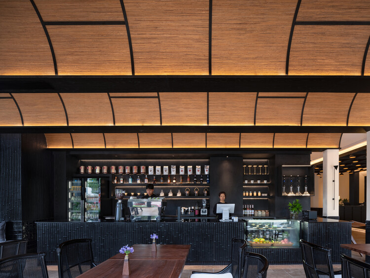  丽江开臣璞锦酒店 / 其实建筑 - 室内图, 厨房, 木头, 桌子, 椅子, 玻璃